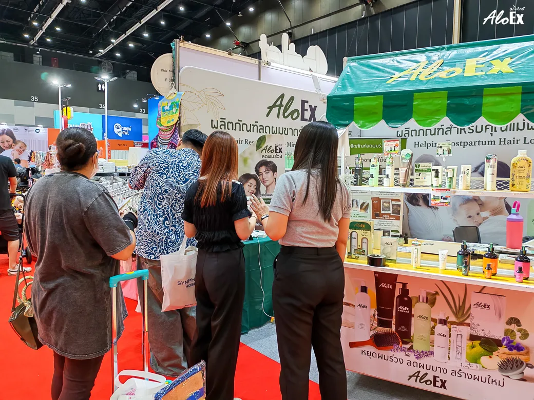 Amarin Baby & Kids Fair Carnival 2026 တွင် AloEx ပြခန်း H22 ၌ ထုတ်ကုန်များ ကြည့်ရှုမေးမြန်းနေသော ဖောက်သည်များ