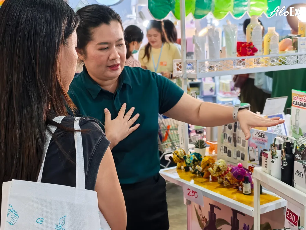 ทีมงาน AloEx แนะนำผลิตภัณฑ์ลดผมร่วงให้ลูกค้าในงาน BBB 63