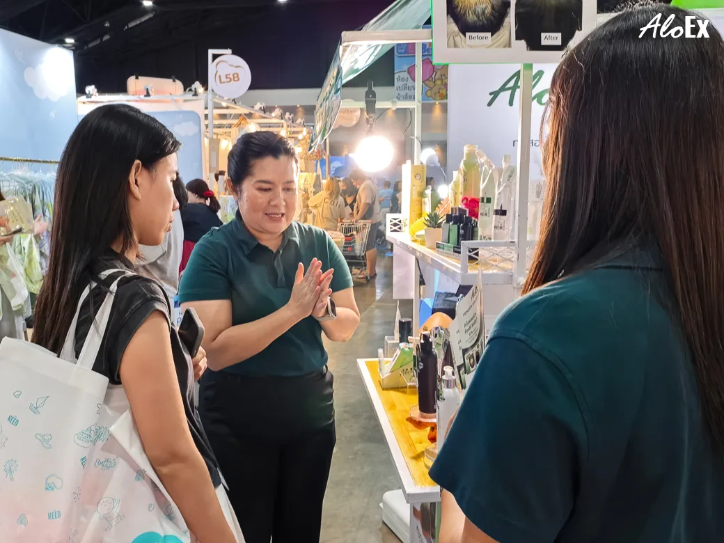 ทีมงาน AloEx ให้คำปรึกษาลูกค้าเกี่ยวกับปัญหาผมร่วงและการดูแลหนังศีรษะ