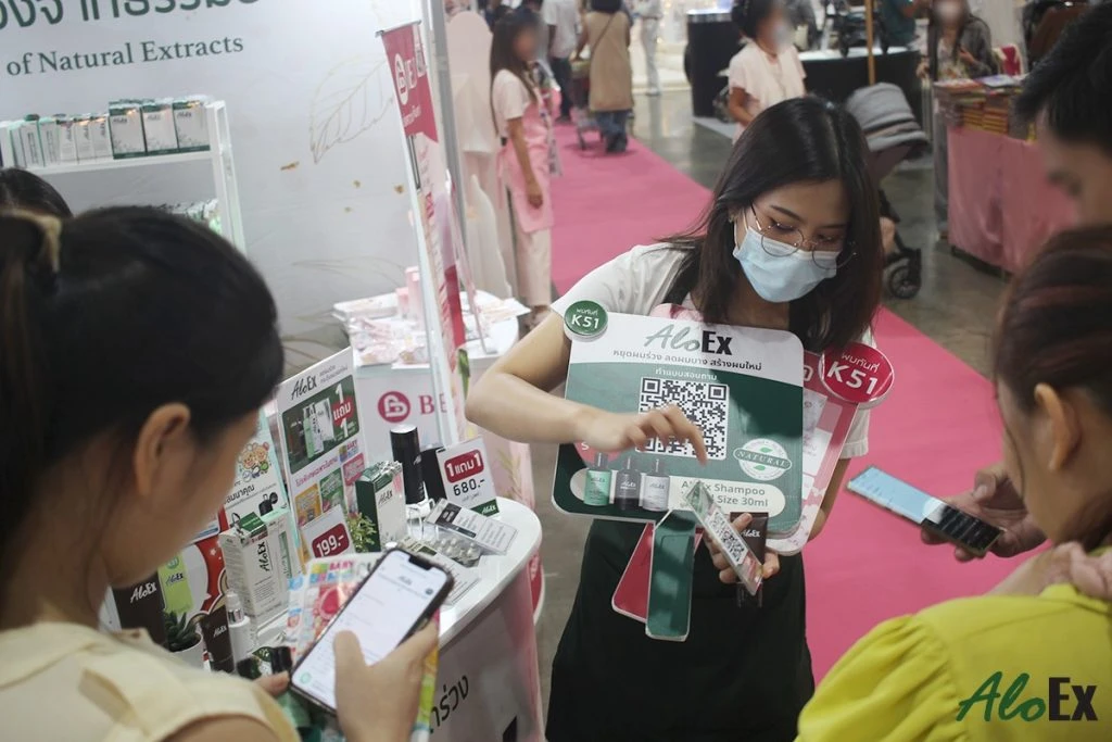 ทีมงาน AloEx ให้คำปรึกษาแก่ลูกค้าภายในงาน Thailand Baby and Kids Best Buy