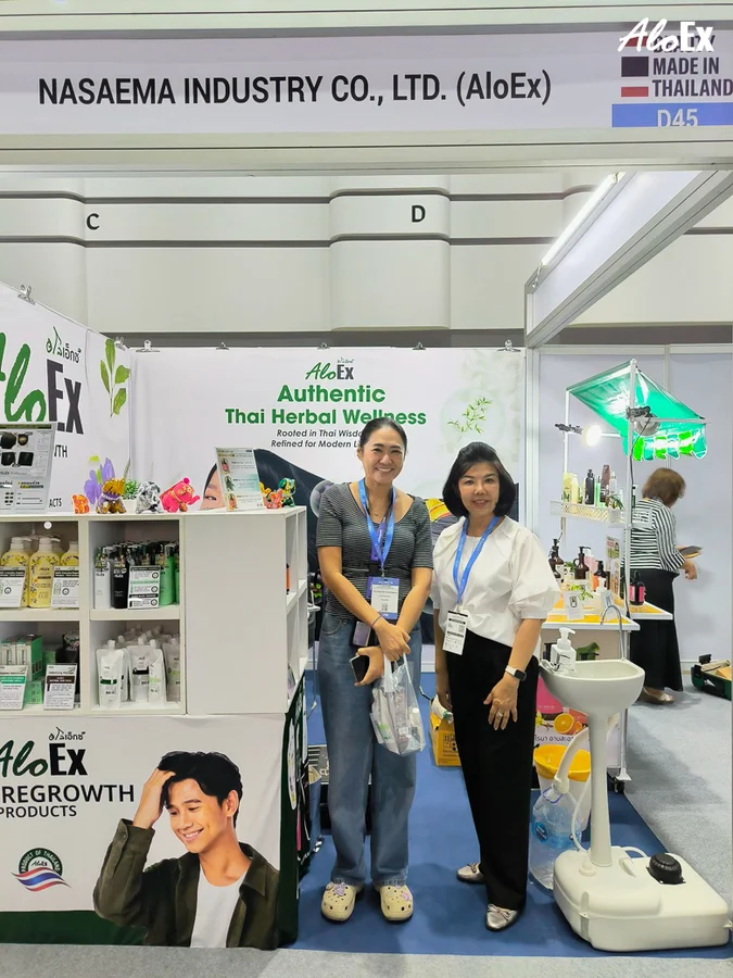 ทีมงาน AloEx ถ่ายภาพที่ป้ายบูธ Nasaema Industry ในงาน Cosmoprof CBE ASEAN Bangkok 2026