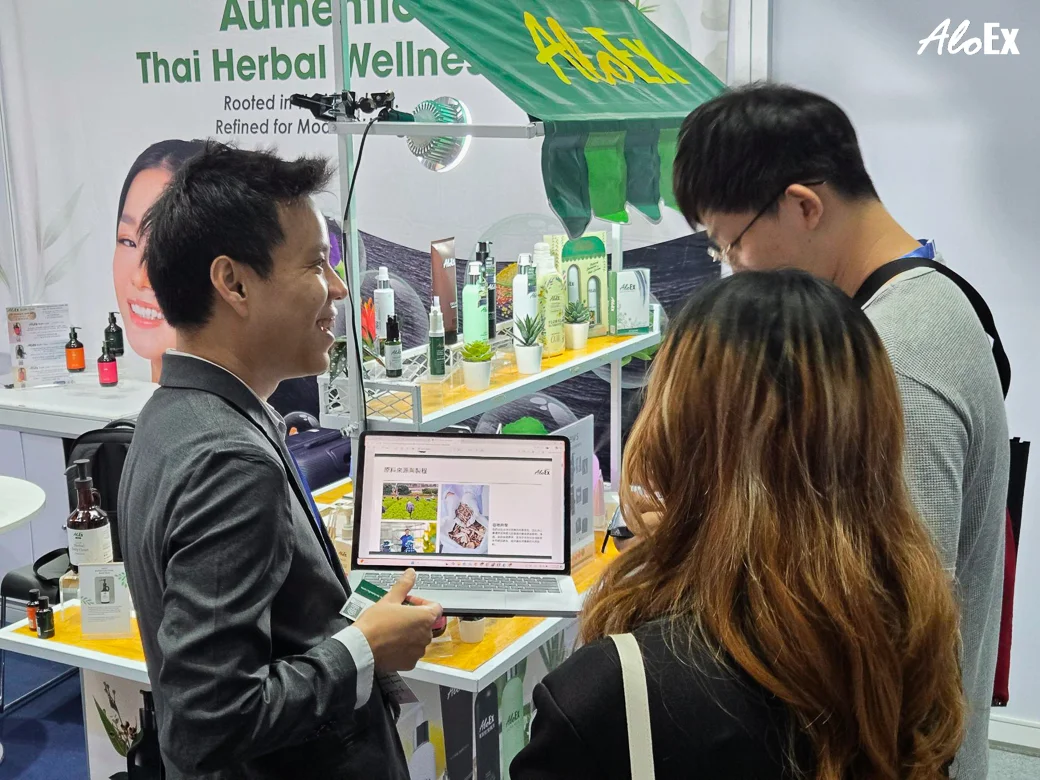 ทีมงาน AloEx สาธิตและนำเสนอผลิตภัณฑ์ที่บูธ D45