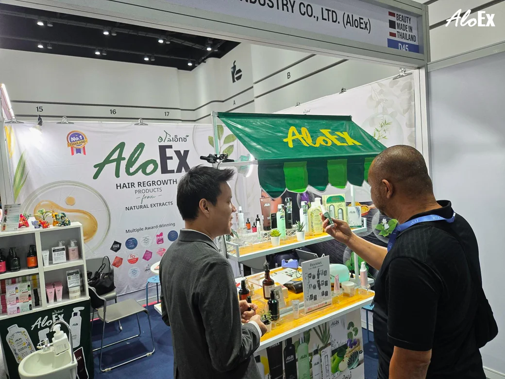 ทีมงาน AloEx สาธิตผลิตภัณฑ์ให้ผู้สนใจที่บูธ D45