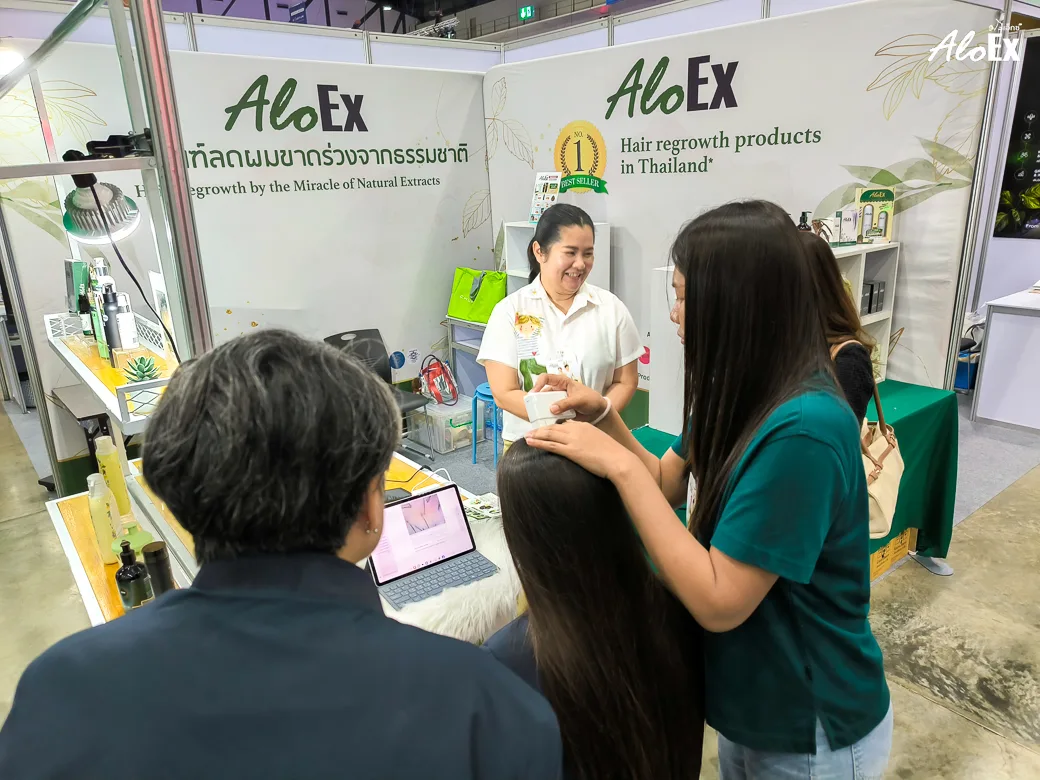 ทีมงาน AloEx แนะนำผลิตภัณฑ์ดูแลเส้นผมให้ผู้เข้าชมงานที่บูธ B26