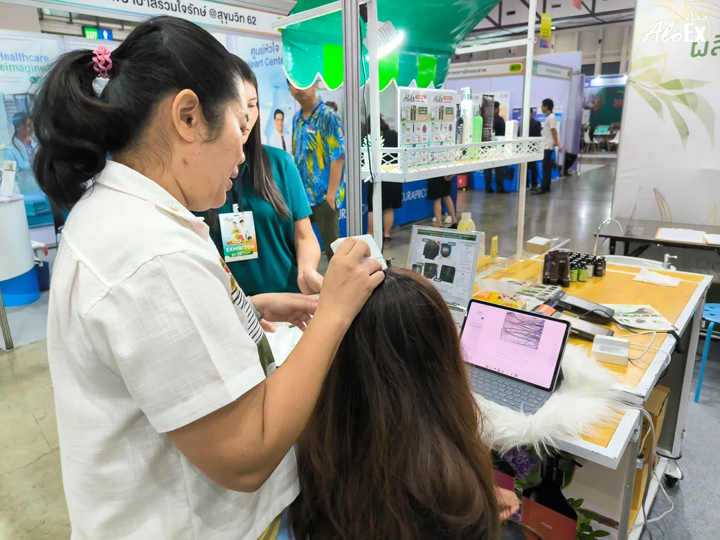 บริการตรวจสภาพเส้นผมและหนังศีรษะฟรีด้วยกล้องสแกนที่บูธ AloEx B26
