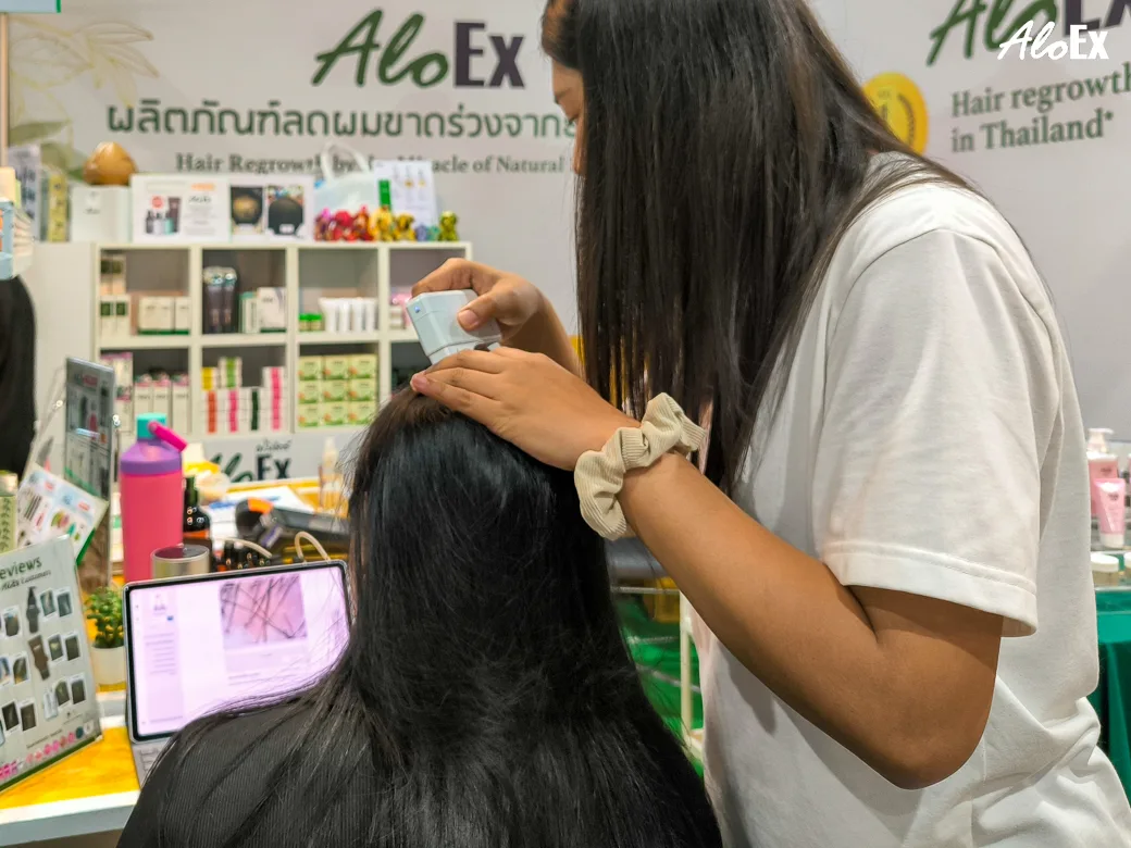 การใช้เครื่องสแกนตรวจสภาพหนังศีรษะให้กับผู้เข้าชมงานที่บูธ B20