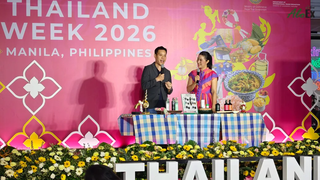 พิธีกรแนะนำผลิตภัณฑ์ AloEx บนเวทีกลางของงาน Thailand Week 2026 กรุงมะนิลา