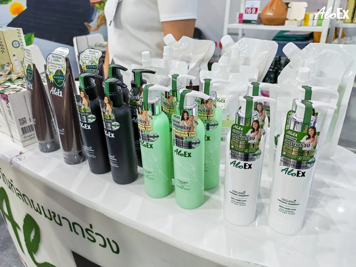 ผลิตภัณฑ์แชมพูและครีมนวด AloEx เรียงจัดแสดงที่บูธ E6